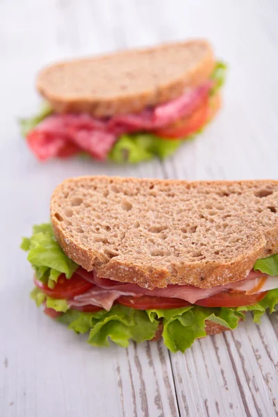 Jambonlu ve sebzeli sandviç — Stok fotoğraf
