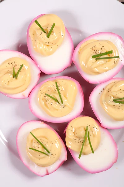 Beetroot deviled eggs — Stock Photo, Image