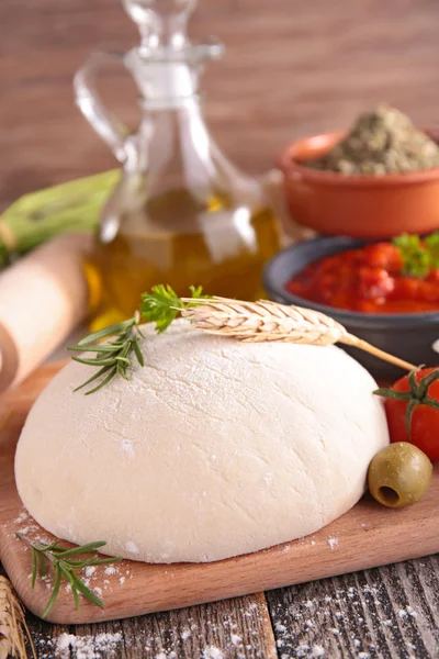 Raw dough for pizza — Stock Photo, Image