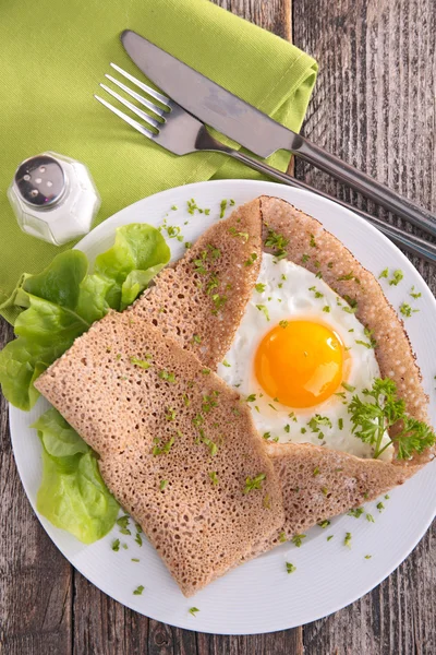 Karabuğday krep yumurta ile — Stok fotoğraf