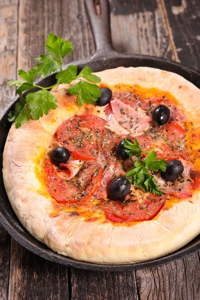 Pizza clásica con aceitunas — Foto de Stock