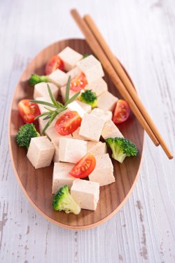 brokoli ve domates ile tofu