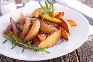 Rosemary ile patates kızartması
