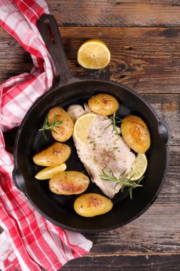 kızarmış balık ve kızartma patates