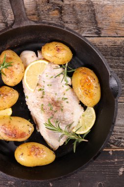 kızarmış balık ve kızartma patates