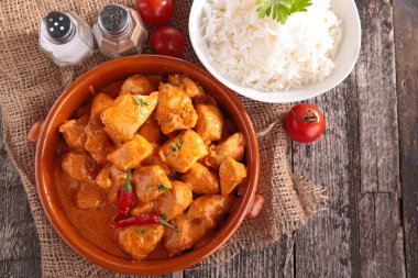 Acılı tavuk ve pirinç