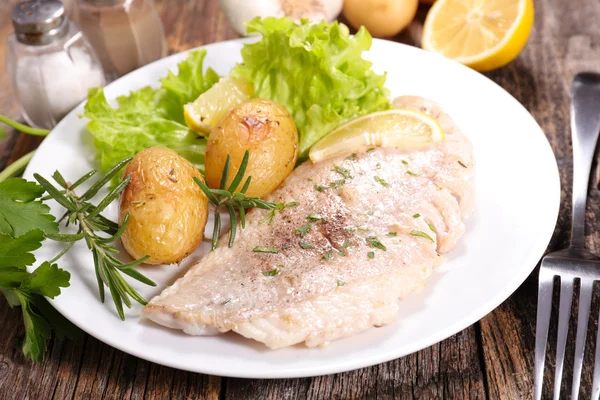 Peixe frito e batatas assadas — Fotografia de Stock