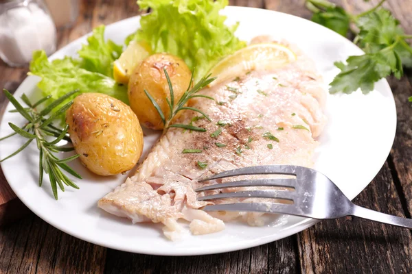 Fried fish and roast potatoes — Stock Photo, Image
