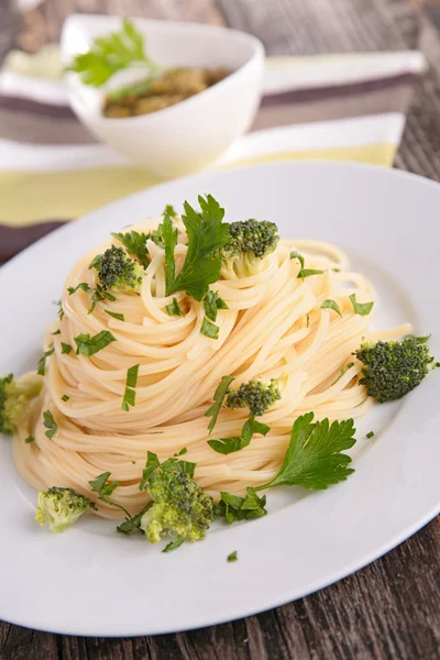 Plate of spaghetti with broccoli — Stock Photo, Image