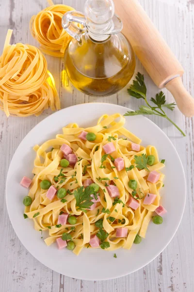 Pasta tagliatelle con jamón — Foto de Stock