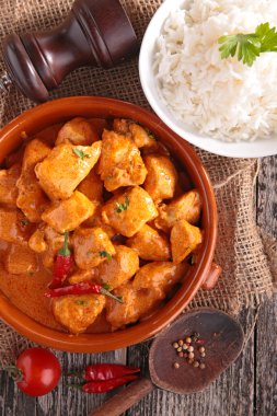 Acılı tavuk ve pirinç