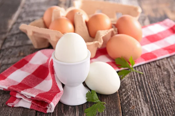 Fresh raw and boiled eggs — Stock Photo, Image