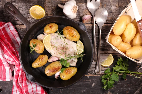 Fish filet and roasted potatoes — Stock Photo, Image