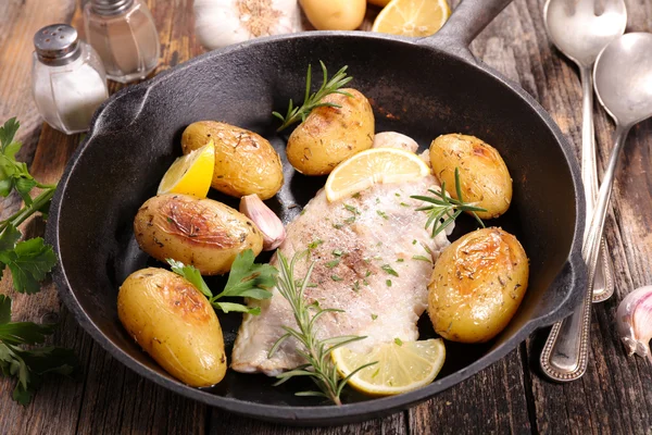 Fish filet and roasted potatoes — Stock Photo, Image