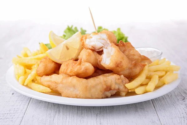 Fish and chips with salad — Stock Photo, Image