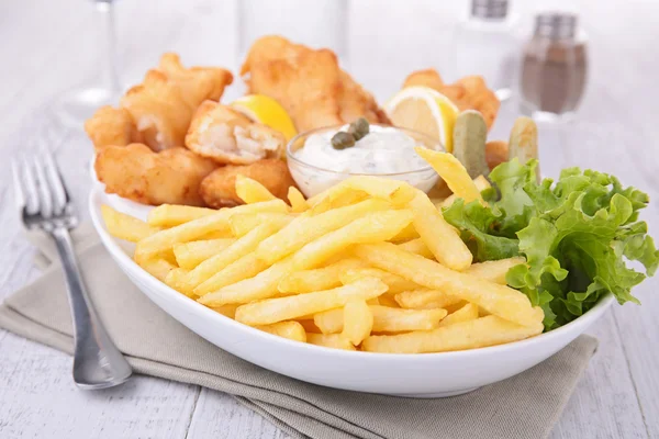 Pesce e patatine fritte con insalata — Foto Stock