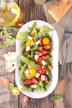 Fesleğenli domates salatası