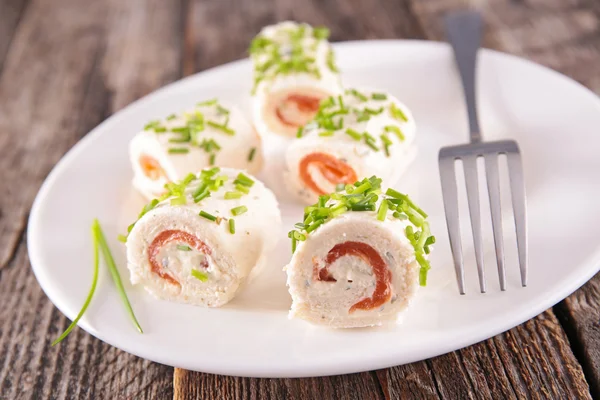 Involtini con salmone e formaggio — Foto Stock