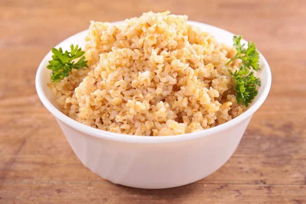 Skål med kokt bulgur — Stockfoto