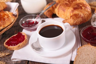 kahve fincanı, reçel ve kruvasan