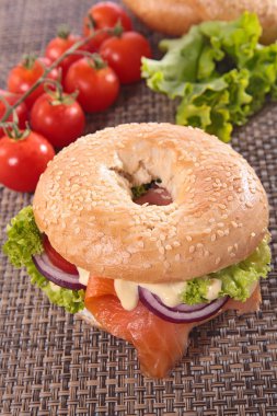 somon, marul ve peynirle bagel