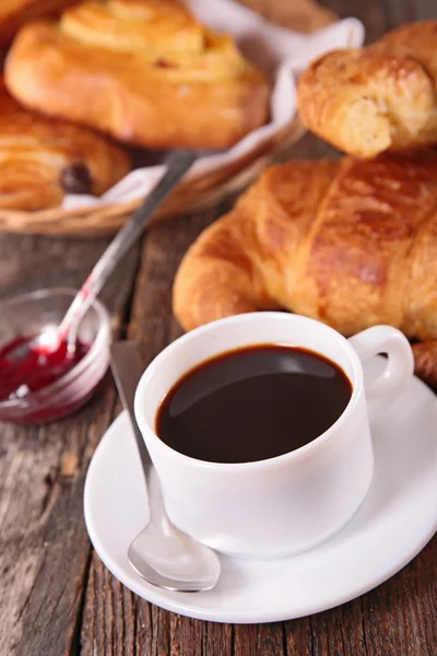 Tazza di caffè e croissant — Foto Stock