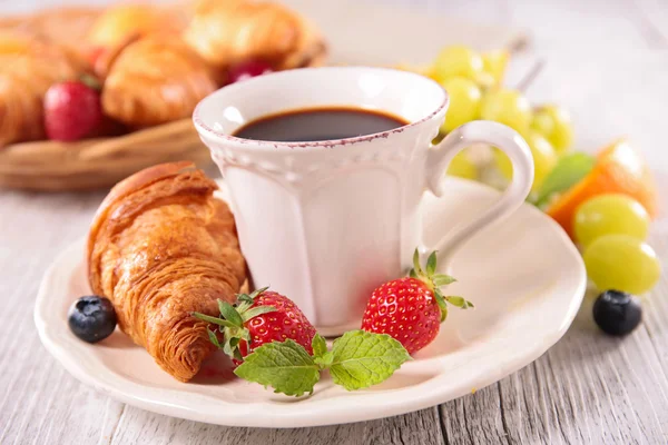 Xícara de café e croissant — Fotografia de Stock