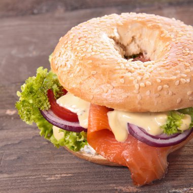 somon, marul ve peynirle bagel