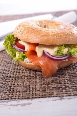 somon, marul ve peynirle bagel