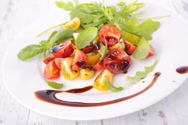 Fesleğenli domates salatası