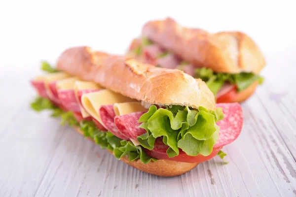 Sanduíches de baguete com salame — Fotografia de Stock