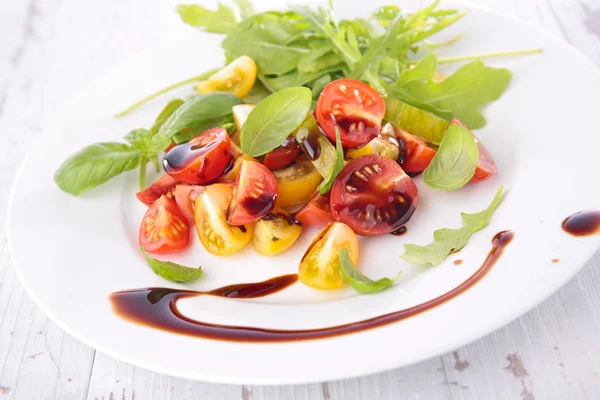 Томатный салат с базиликом — стоковое фото