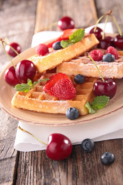 Waffles doces e frutas — Fotografia de Stock