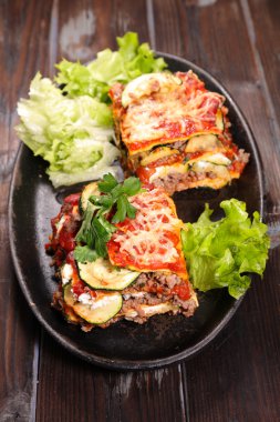 Lazanya parçalar ve salata