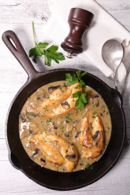 krem ve mantarlı tavuk güveç