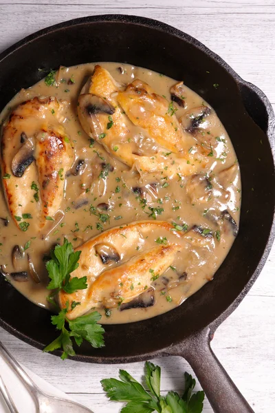 Chicken stew with cream and mushrooms — Stock Photo, Image