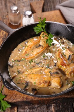 krem ve mantarlı tavuk güveç