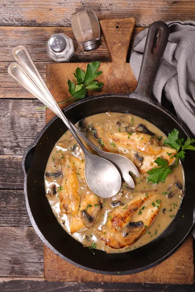 Ragoût de poulet à la crème et aux champignons — Photo