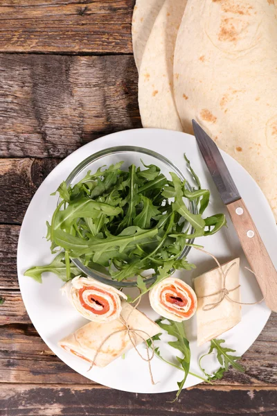 Rolos com queijo e salmão — Fotografia de Stock