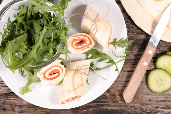 Rolos com queijo e salmão — Fotografia de Stock