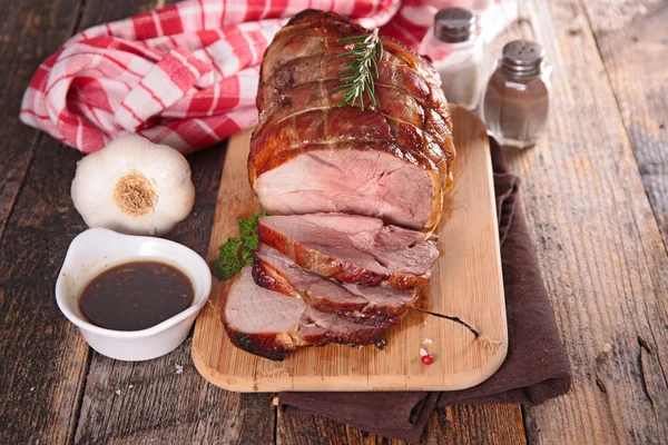 Carne de porco assada e molho — Fotografia de Stock