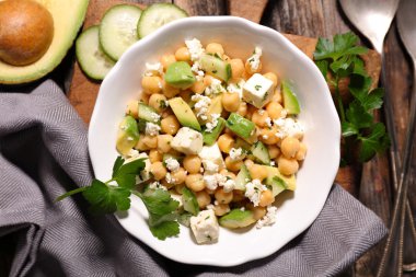 avokado ile nohut salatası