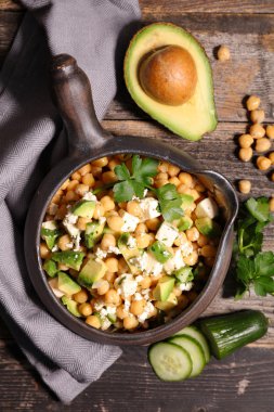 avokado ile nohut salatası