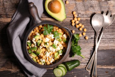 avokado ile nohut salatası