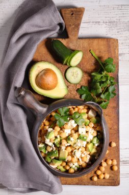 avokado ile nohut salatası