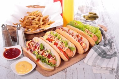 Kızarmış sosisli sandviç.