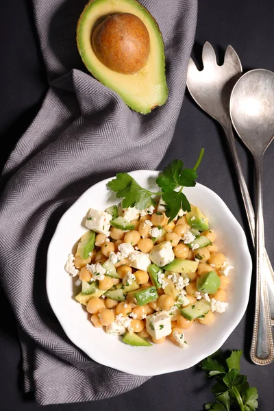Avokado ile nohut salatası — Stok fotoğraf