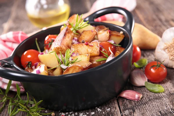 Bakad potatis och tomater — Stockfoto