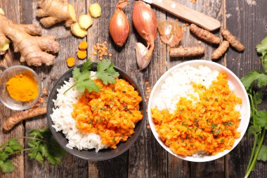 Baharat ile pişmiş kırmızı mercimek