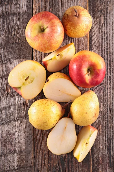 Äpfel und Birnen auf dem Tisch — Stockfoto